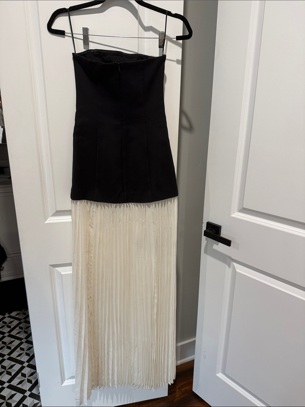 Black and White Two-Tone Bodice Structured Gown - Picture 9 of 9